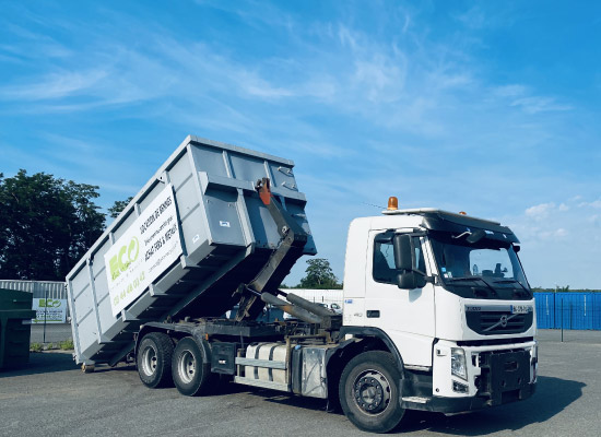 Camion avec une benne à louer en Seine-et-Marne